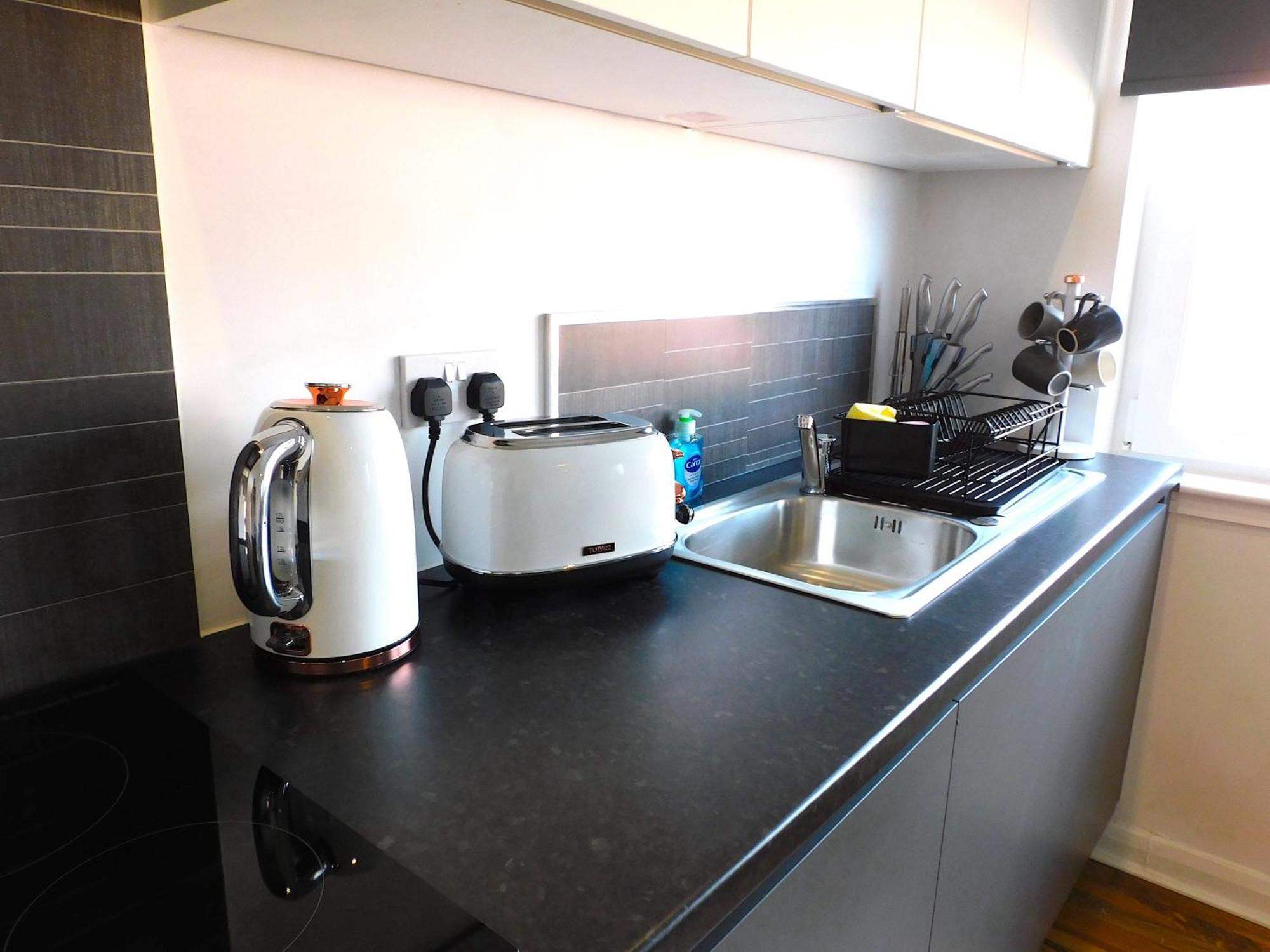 Newly Refurbished 1 Bed Apt In Hamilton Close To Station And Local Amenities Екстериор снимка